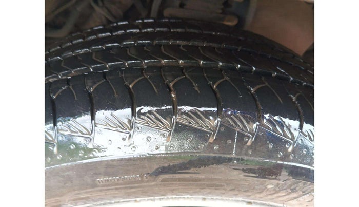 2016 Toyota Innova Crysta 2.8 ZX AT 7 STR, Diesel, Automatic, 1,15,807 km, Right Front Tyre Tread