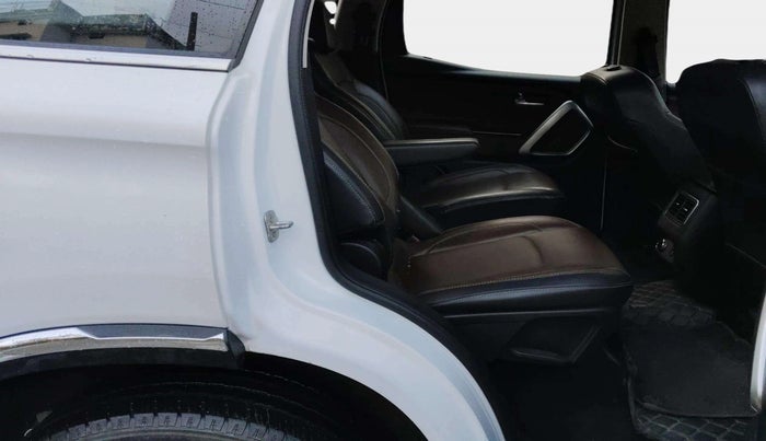 2022 Mahindra SCORPIO-N Z8 L DIESEL AT 2WD 7 STR, Diesel, Automatic, 26,229 km, Right Side Rear Door Cabin