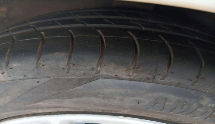 2014 Maruti Ciaz VDI +, Diesel, Manual, 82,665 km, Right Front Tyre Tread