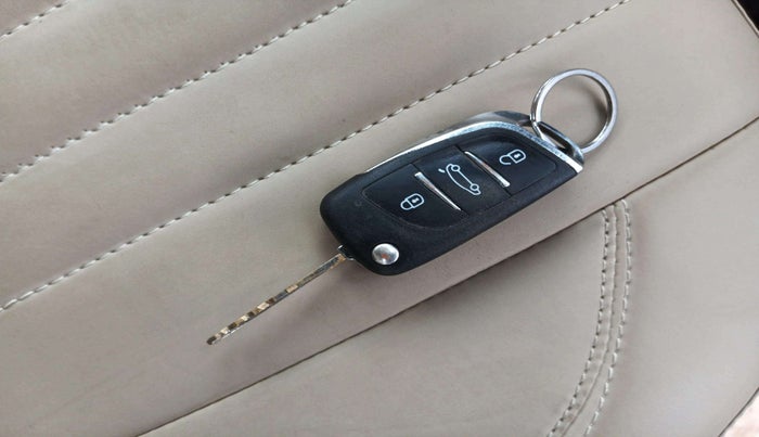 2014 Maruti Ciaz VDI +, Diesel, Manual, 82,665 km, Key Close Up
