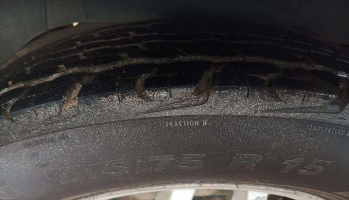 2015 Mahindra TUV300 T8, Diesel, Manual, 1,45,937 km, Right Rear Tyre Tread