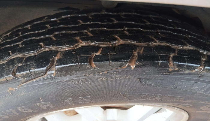 2015 Mahindra TUV300 T8, Diesel, Manual, 1,45,937 km, Left Rear Tyre Tread