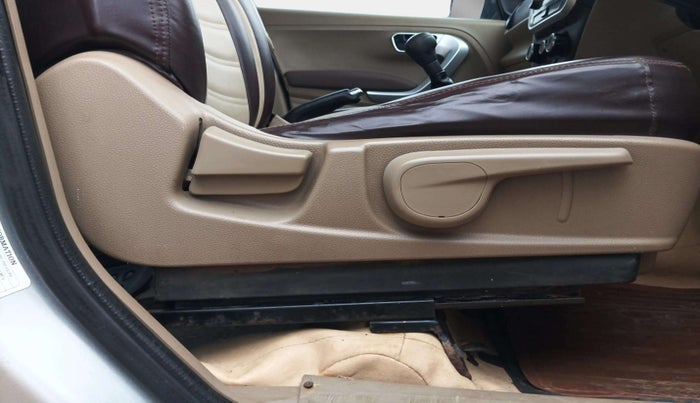 2015 Mahindra TUV300 T8, Diesel, Manual, 1,45,937 km, Driver Side Adjustment Panel