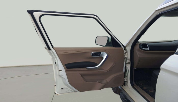 2018 Mahindra TUV300 T10, Diesel, Manual, 13,576 km, LHS Front Door