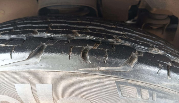 2018 Mahindra TUV300 T10, Diesel, Manual, 13,576 km, Right Front Tyre Tread