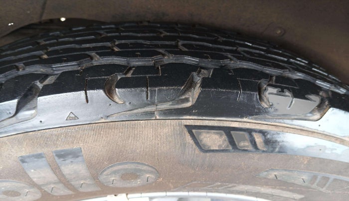 2018 Mahindra TUV300 T10, Diesel, Manual, 13,576 km, Right Rear Tyre Tread
