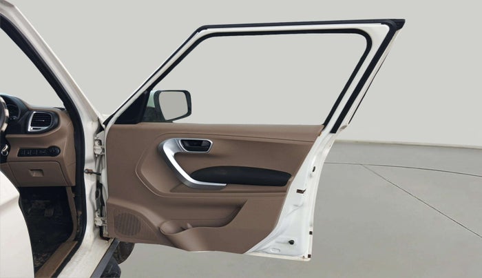 2018 Mahindra TUV300 T10, Diesel, Manual, 13,576 km, RHS Front Door