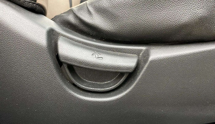 2018 Hyundai Grand i10 SPORTZ 1.2 KAPPA VTVT, Petrol, Manual, 82,626 km, Driver Side Adjustment Panel