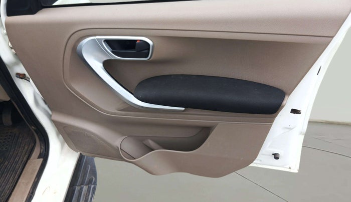 2018 Mahindra TUV300 T10, Diesel, Manual, 97,829 km, Driver Side Door Panels Control