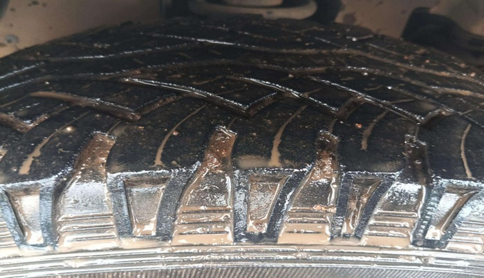 2018 Mahindra TUV300 T10, Diesel, Manual, 97,829 km, Right Front Tyre Tread