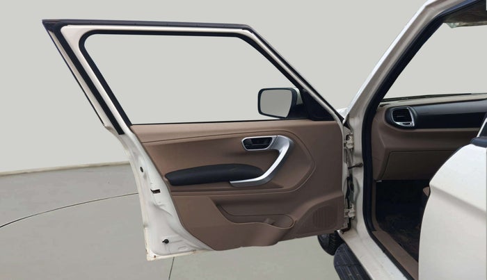2018 Mahindra TUV300 T10, Diesel, Manual, 97,829 km, LHS Front Door