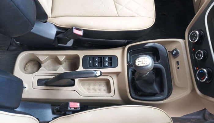 2018 Mahindra TUV300 T10, Diesel, Manual, 97,829 km, Gear Lever
