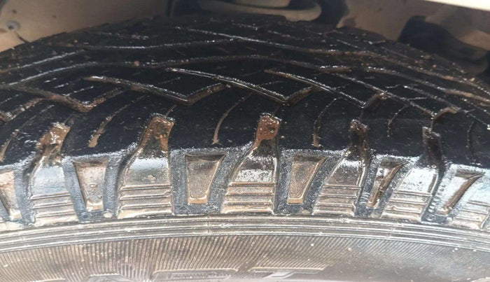 2018 Mahindra TUV300 T10, Diesel, Manual, 97,829 km, Left Front Tyre Tread