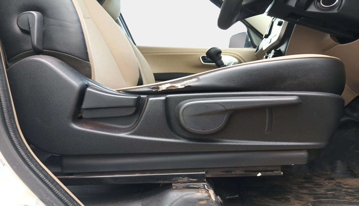 2018 Mahindra TUV300 T10, Diesel, Manual, 97,829 km, Driver Side Adjustment Panel
