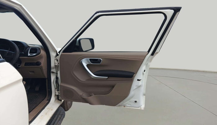 2018 Mahindra TUV300 T10, Diesel, Manual, 97,829 km, RHS Front Door