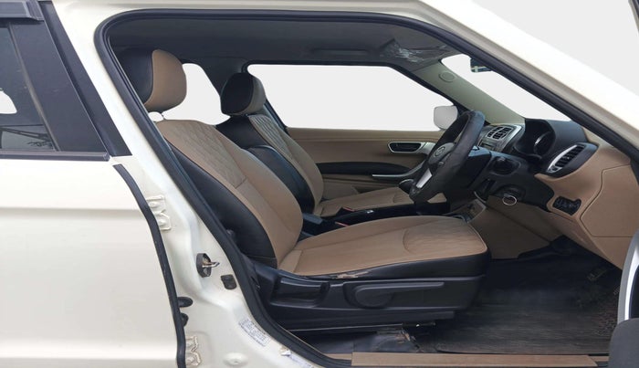 2018 Mahindra TUV300 T10, Diesel, Manual, 97,829 km, Right Side Front Door Cabin