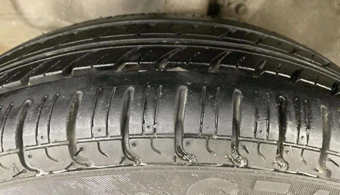 2012 Maruti Wagon R 1.0 LXI, Petrol, Manual, 1,17,472 km, Left Front Tyre Tread