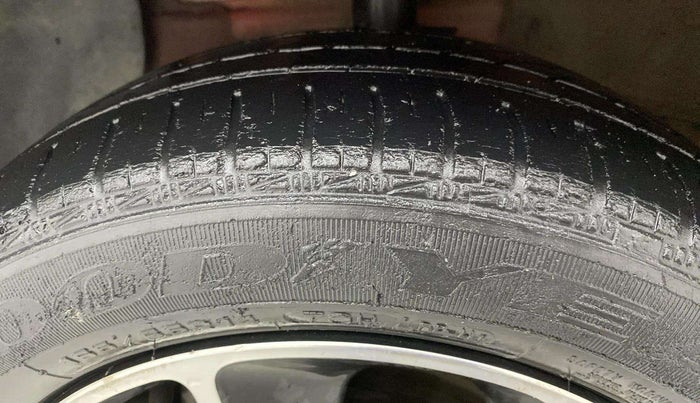2017 Hyundai Grand i10 SPORTZ (O) AT 1.2 KAPPA VTVT, Petrol, Automatic, 32,511 km, Left Front Tyre Tread