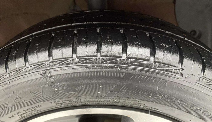 2017 Hyundai Grand i10 SPORTZ (O) AT 1.2 KAPPA VTVT, Petrol, Automatic, 32,511 km, Right Front Tyre Tread