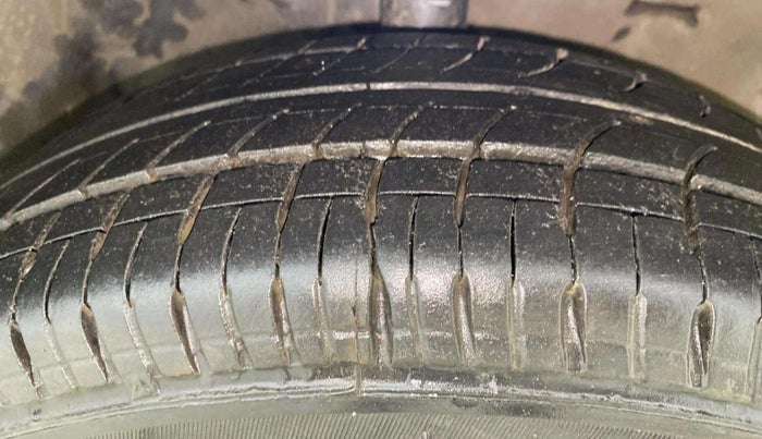 2012 Hyundai i20 MAGNA 1.2, Petrol, Manual, 1,47,671 km, Right Front Tyre Tread