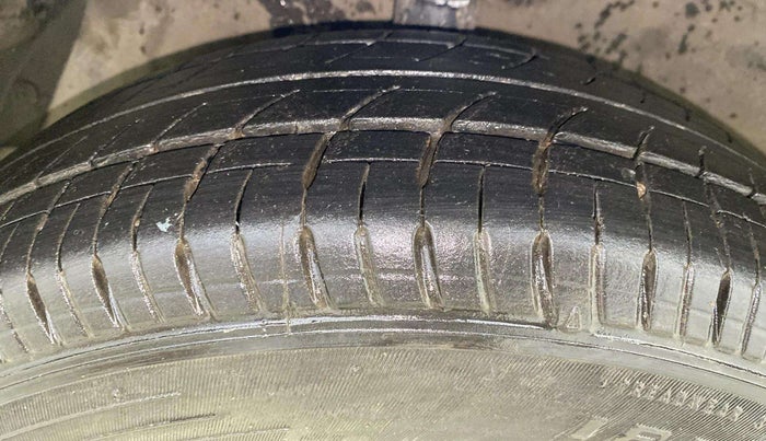 2012 Hyundai i20 MAGNA 1.2, Petrol, Manual, 1,47,671 km, Left Front Tyre Tread