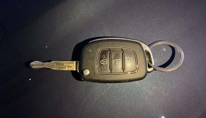 2019 Hyundai VENUE S 1.2, Petrol, Manual, 68,714 km, Key Close Up
