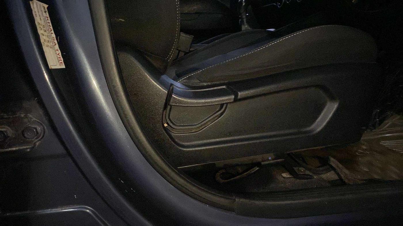 2019 Hyundai VENUE S 1.2, Petrol, Manual, 68,714 km, Driver Side Adjustment Panel