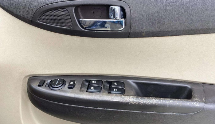 2012 Hyundai i20 SPORTZ 1.2, Petrol, Manual, 76,651 km, Driver Side Door Panels Control
