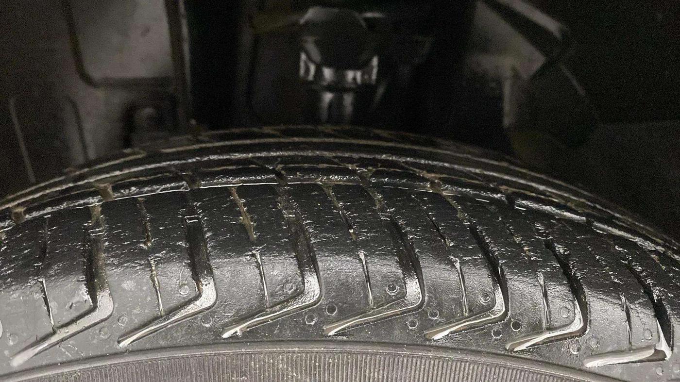 2017 Renault Kwid CLIMBER 1.0 AMT, CNG, Automatic, 27,958 km, Left Front Tyre Tread