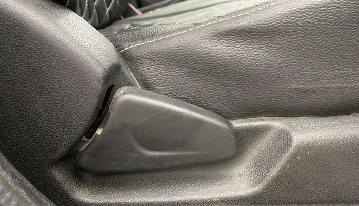 2017 Renault Kwid CLIMBER 1.0 AMT, CNG, Automatic, 27,799 km, Driver Side Adjustment Panel