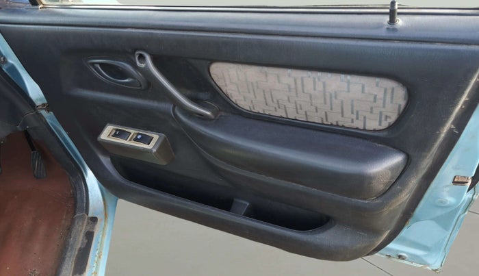 2007 Maruti Wagon R LXI MINOR, CNG, Manual, 1,34,767 km, Driver Side Door Panels Control