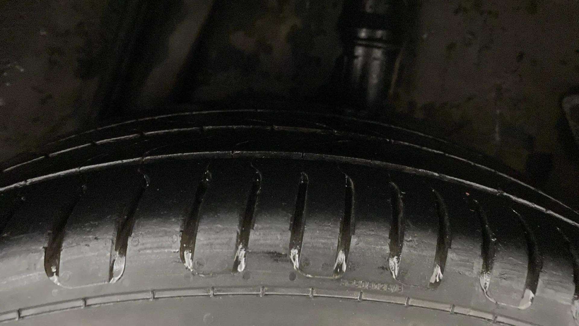 LHS-Rear-Tyre-Tread-21