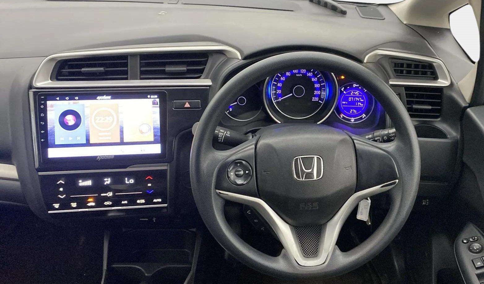 Steering-wheel-close-up-29
