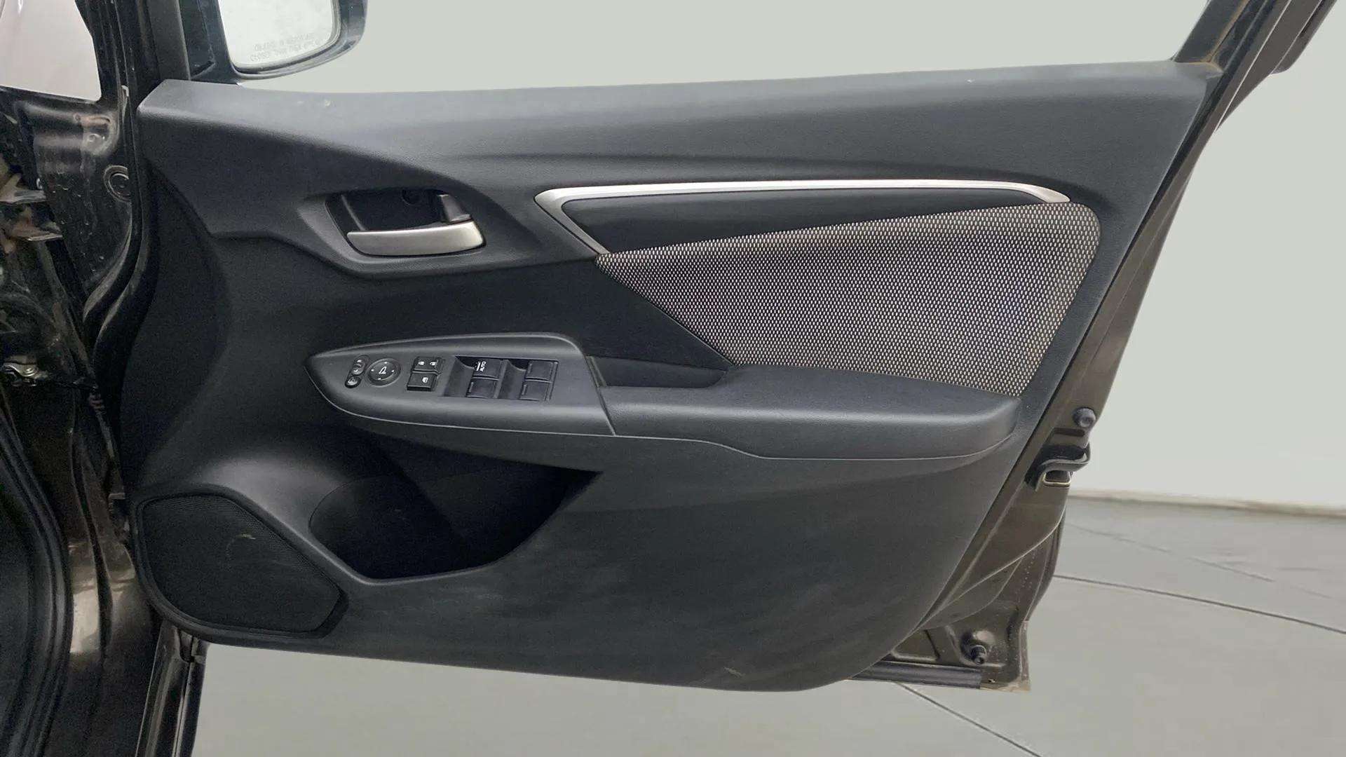 Driver-side-door-panel-control-39