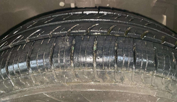 2017 Maruti Swift VXI, Petrol, Manual, 65,365 km, Right Front Tyre Tread