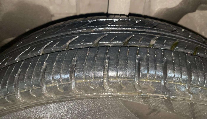 2017 Renault Kwid CLIMBER 1.0, CNG, Manual, 1,28,051 km, Left Front Tyre Tread