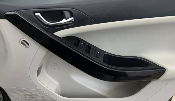 2022 Tata NEXON XZ PLUS (PREMIUM) PETROL, Petrol, Manual, 74,710 km, Driver Side Door Panels Control