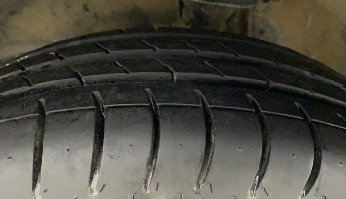2016 Maruti Alto 800 LXI, Petrol, Manual, 32,396 km, Left Front Tyre Tread