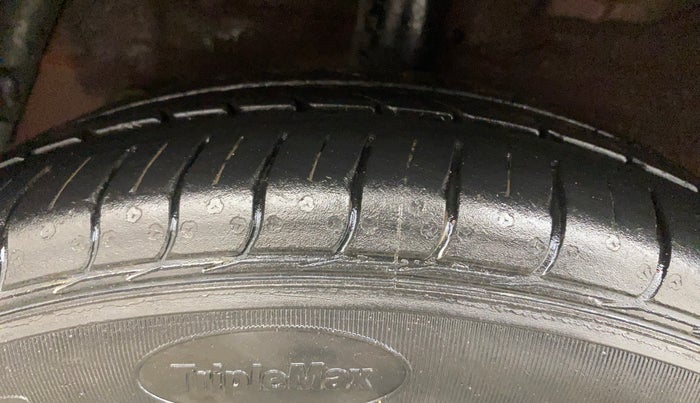 2015 Hyundai Grand i10 ASTA 1.2 KAPPA VTVT, Petrol, Manual, 1,18,778 km, Right Rear Tyre Tread