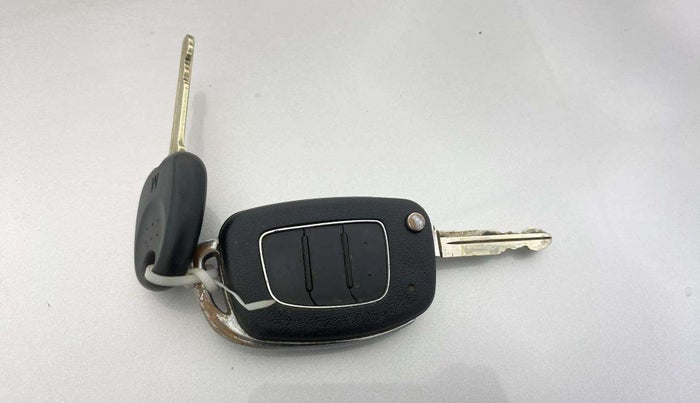 2018 Hyundai Xcent S 1.2, Petrol, Manual, 1,00,881 km, Key Close Up