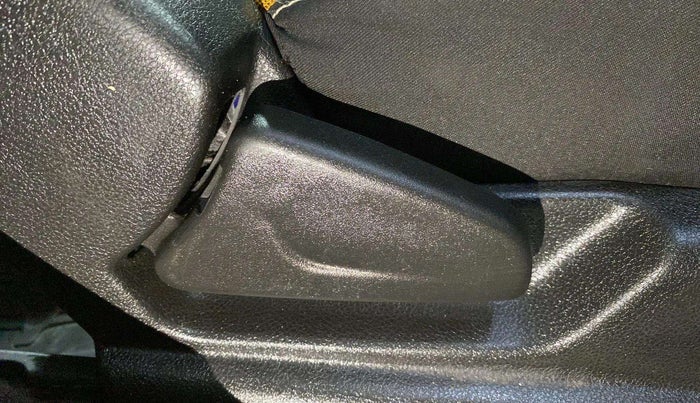 2022 Renault Kwid CLIMBER MT 1.0, Petrol, Manual, 44,103 km, Driver Side Adjustment Panel