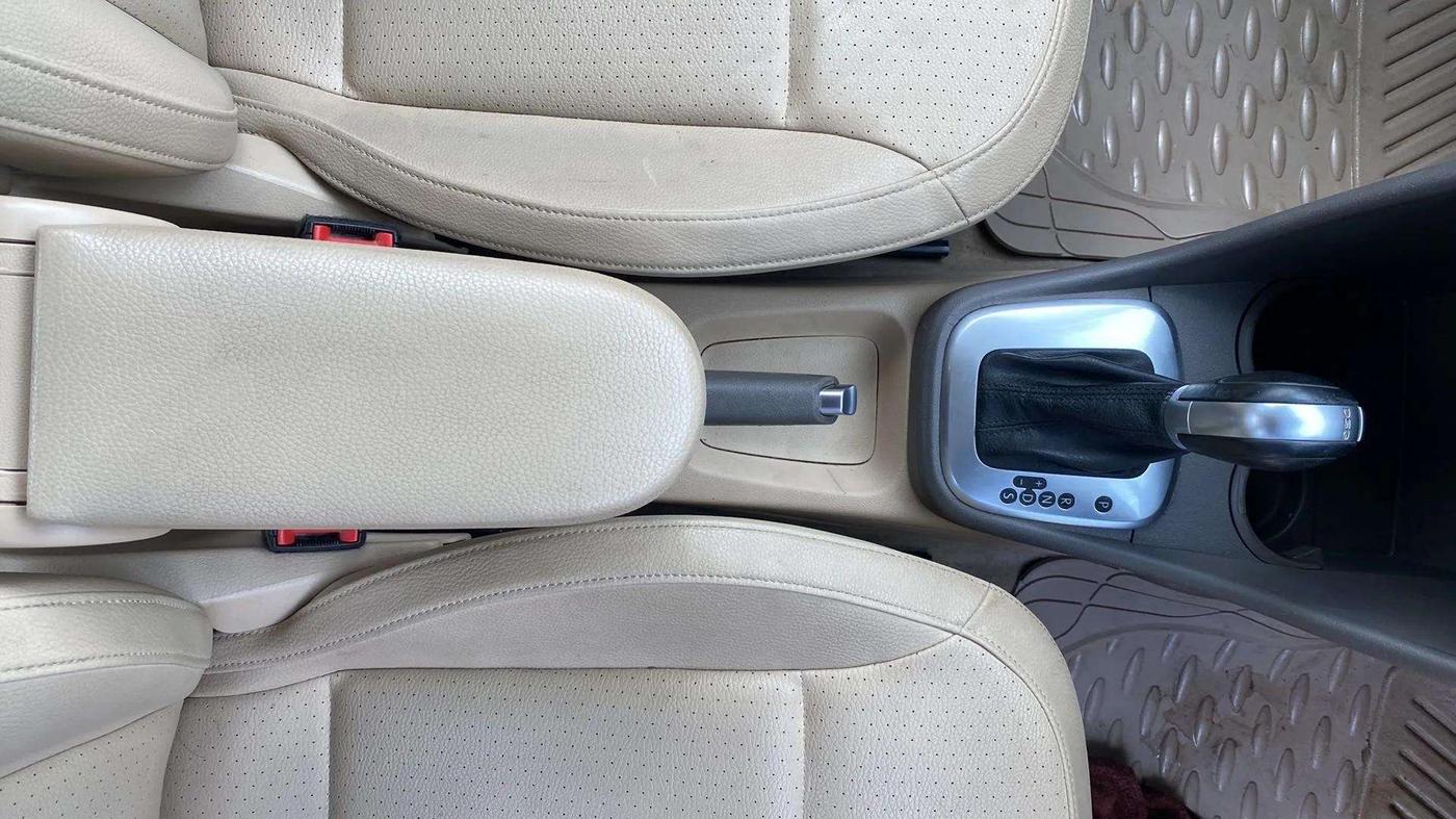 2017 Volkswagen Vento HIGHLINE PLUS 1.5 AT 16 ALLOY, Diesel, Automatic, 99,230 km, Gear Lever