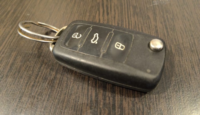 2017 Volkswagen Vento HIGHLINE PLUS 1.5 AT 16 ALLOY, Diesel, Automatic, 99,128 km, Key Close Up