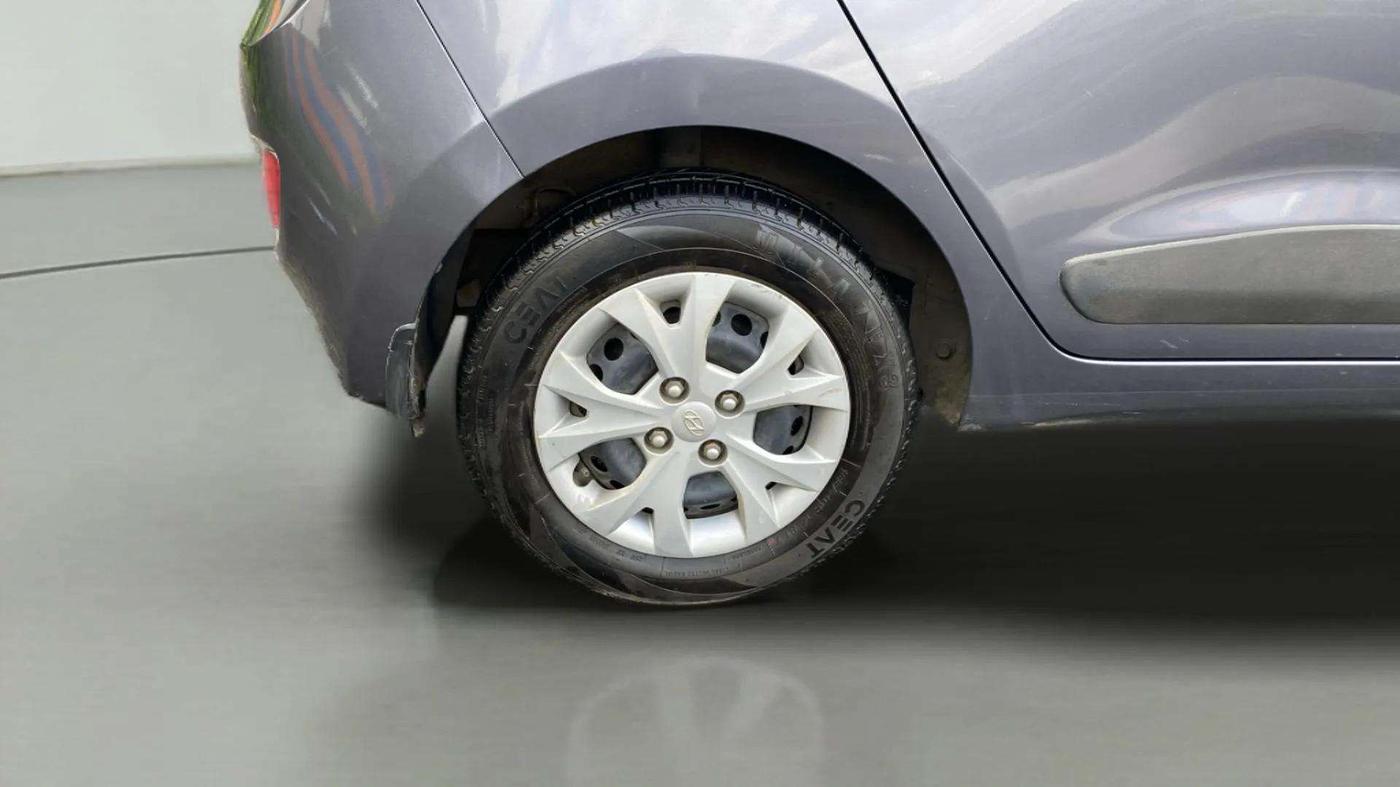 2015 Hyundai Grand i10 MAGNA 1.2 KAPPA VTVT, Petrol, Manual, 1,13,791 km, Right Rear Wheel