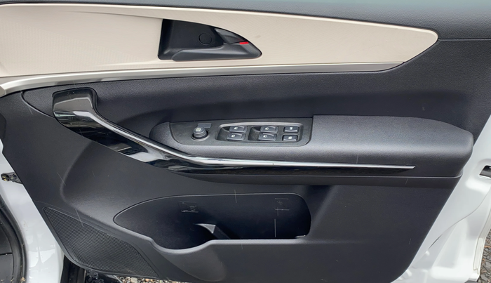 2022 Mahindra XUV700 AX 5 D AT 5 STR, Diesel, Automatic, 31,102 km, Driver Side Door Panels Control