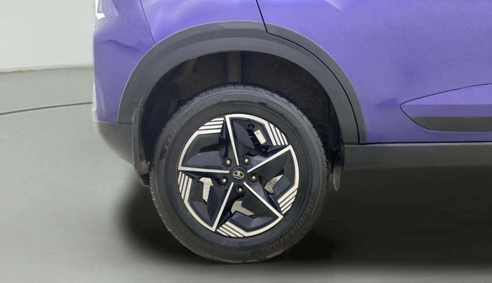 2024 Tata NEXON FEARLESS PURPLE + SUNROOF DCA DUAL TONE 1.2 PETROL, Petrol, Automatic, 24,413 km, Right Rear Wheel
