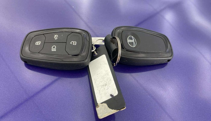 2024 Tata NEXON FEARLESS PURPLE + SUNROOF DCA DUAL TONE 1.2 PETROL, Petrol, Automatic, 24,413 km, Key Close Up