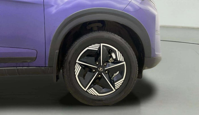 2024 Tata NEXON FEARLESS PURPLE + SUNROOF DCA DUAL TONE 1.2 PETROL, Petrol, Automatic, 24,413 km, Right Front Wheel