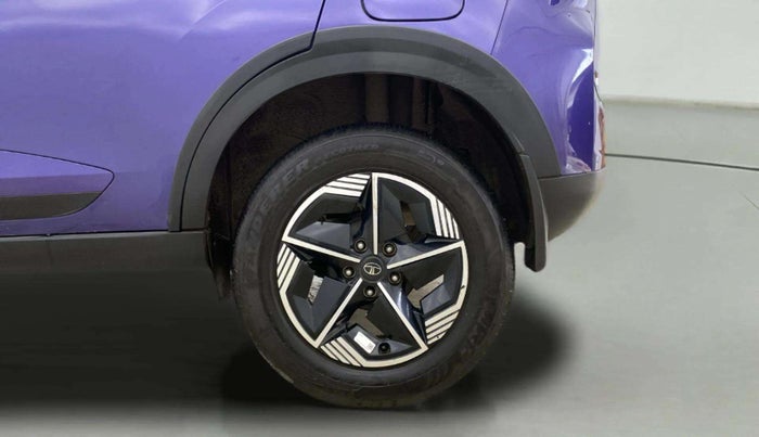 2024 Tata NEXON FEARLESS PURPLE + SUNROOF DCA DUAL TONE 1.2 PETROL, Petrol, Automatic, 24,413 km, Left Rear Wheel