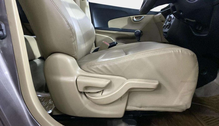 2014 Honda Brio VX MT, Petrol, Manual, 28,414 km, Driver Side Adjustment Panel